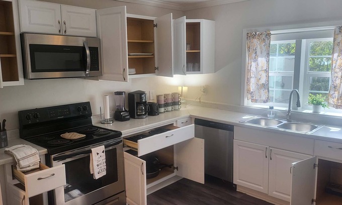 Crestline Heights Haus | 83rd Street Comfy Cottage