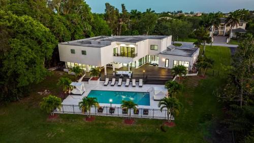 Plantation Haus | 8k SQ FT Villa Heated Pool Game Room Jacuzzi