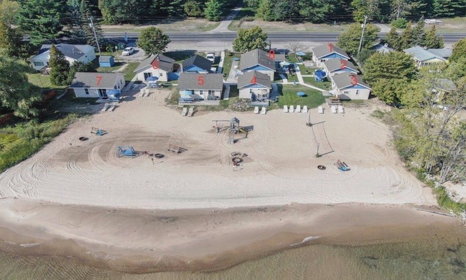 Oscoda Kabine | 9 cottages on the beach of Lake Huron!