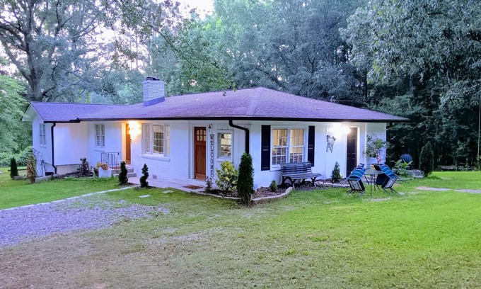 Dallas Haus | 9 mi to Acworth Beach- Cozy ranch. Grill, play, relax.