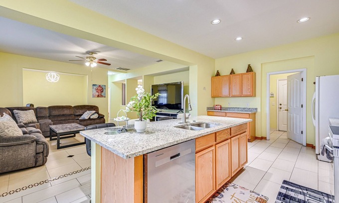 Riverview Haus | 9 Mi to Apollo Beach: Riverview Getaway!