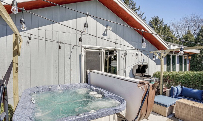 Howards Grove Haus | 9 Mi to Shore: Home w/ Hot Tub in Howards Grove!