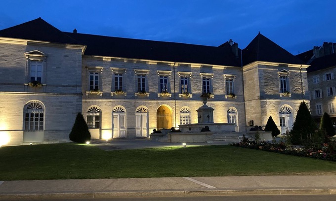 Lons-le-Saunier Wohnung | A 5min à Pieds du Centre et de L'établissement Thermal