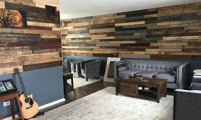 Carol Stream Haus | A beautiful bright 3 br 2 bath with pool table. A suburban oasis.