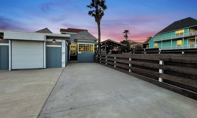 Port Aransas Haus | Ein Block vom Strand entfernt * PRIVATE POOL * Bunk Room * Large Screened in hängen Veranda