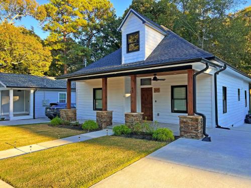 Atlanta Haus | A Cabin in the City with a 5 Star Lush Backyard