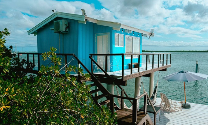 Oranjestad Kabine | A Cabin On a Pier