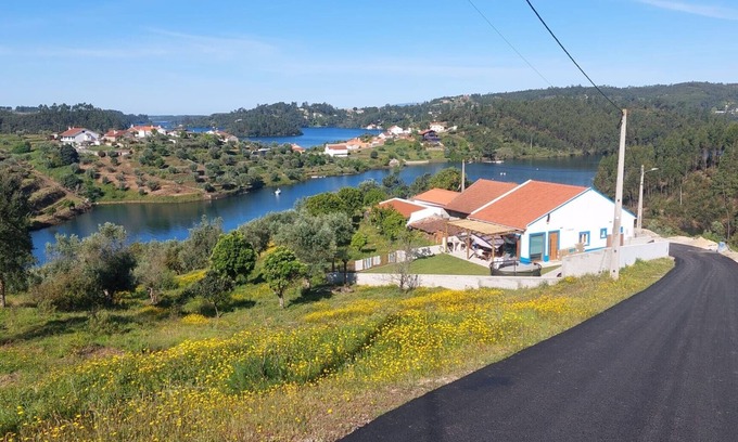 Abrantes Hütte | A Carpinteira Lake House - An authentic Portuguese country house by the lake!
