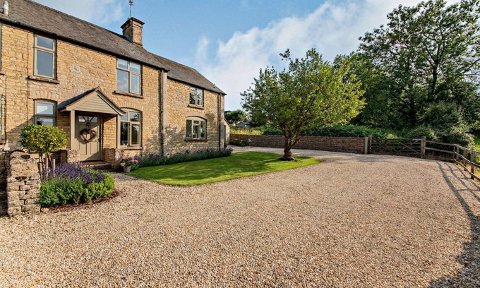 Churchill Hütte | A charming 3 bedroom holiday cottage with private parking and delightful views - 2 Orchard Cottages