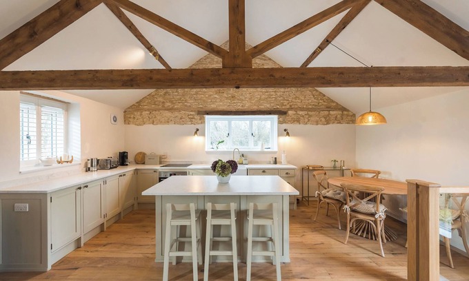 Chippenham Haus | A charming retreat nestled in the picturesque hamlet of Reybridge