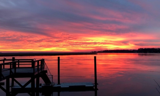Midway Haus | Direkt am Wasser mit Dock! Sunset Cottage in Colonels Island in der Nähe von Savannah