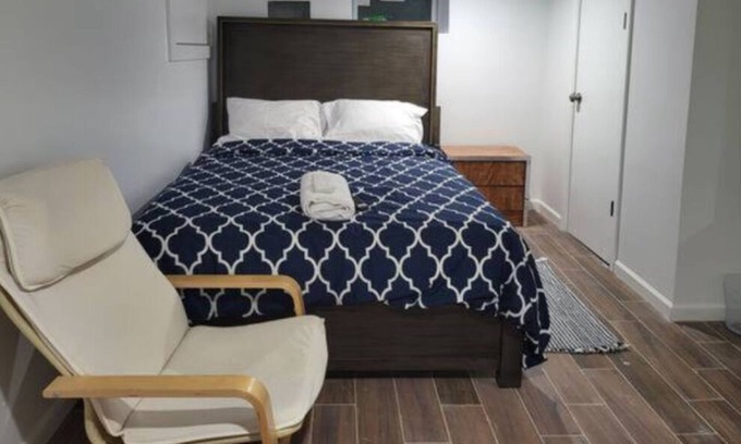 Weequahic Wohnung | A cozy basement with queen-size beds Free WiFi, and a Smart TV with Roku.
