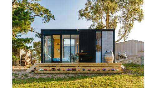 Dixons Creek Haus | A Dam Good View by Tiny Away