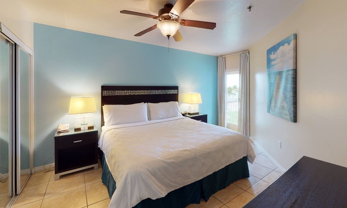 Crystal Harbour Wohnung | A Getaway in Paradise! Unit with Full Kitchen, Outdoor Pool, Free Parking!