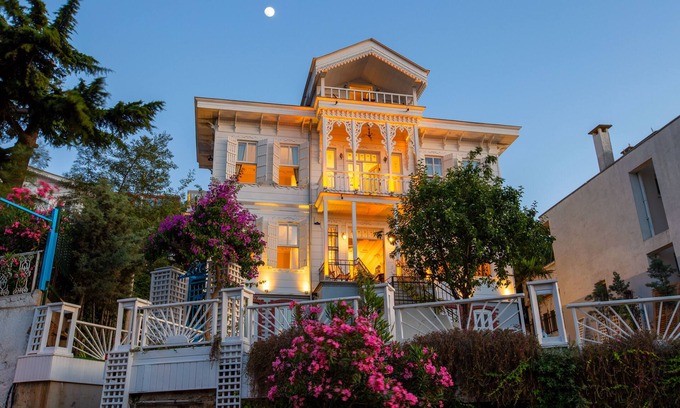 Adalar Haus | A Great sea view room with shared bathroom