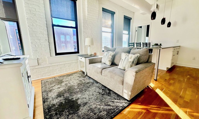 Old Market Wohnung | A historic 1,000 square foot loft in the heart of the Old Market with Howard Street view