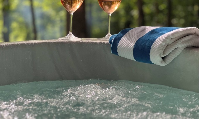 Helen Kabine | A Holler From Helen Cabin ~ Just 5 Miles to Downtown Helen! Dog devoted!!