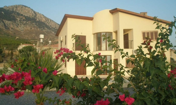 Kyrenia District Villa | Ein Zuhause in der Ferne, aber mit zusätzlichem Sonnenschein! Schlaf bis zu acht