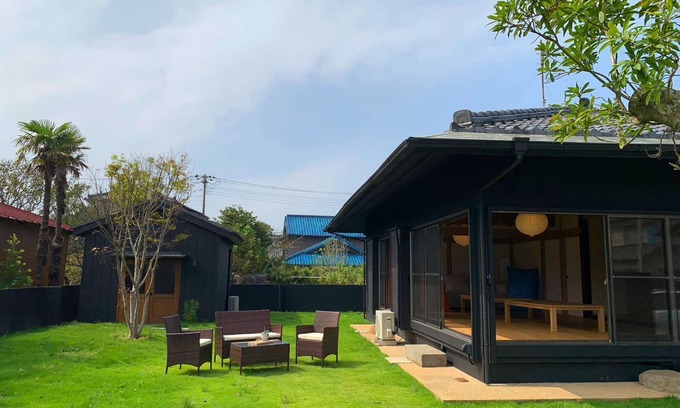 Oamishirasato Villa | A house with a large garden and a detached house.