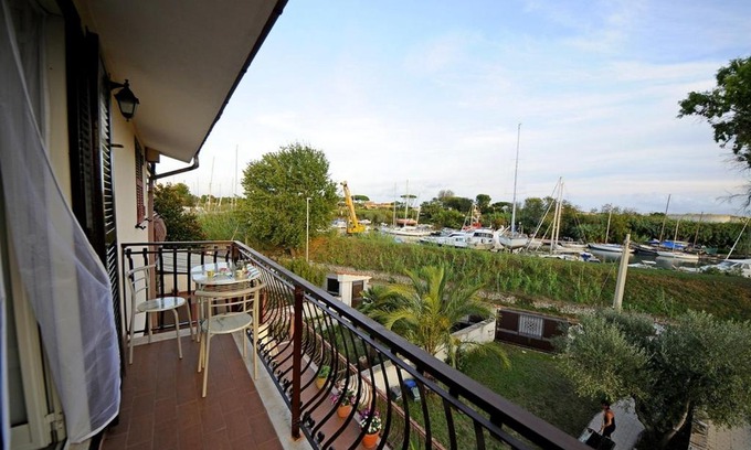 Fiumicino Haus | A La vue chambre BAGNO CONDIVISO SHARED BOTH2piano no lift no navetta a pagamento aria condizionata ed extra bed 3 MINUTI A PIEDI DA BUS PER FIERA DI ROMA