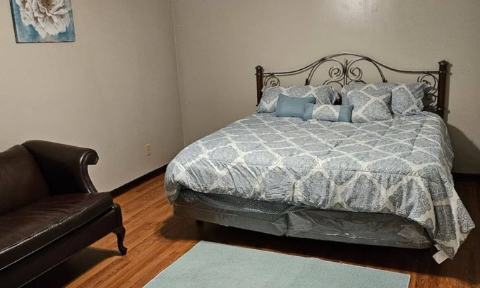 Petersburg Haus | A large room in Prince George County that has a King size bed and an ensuite.