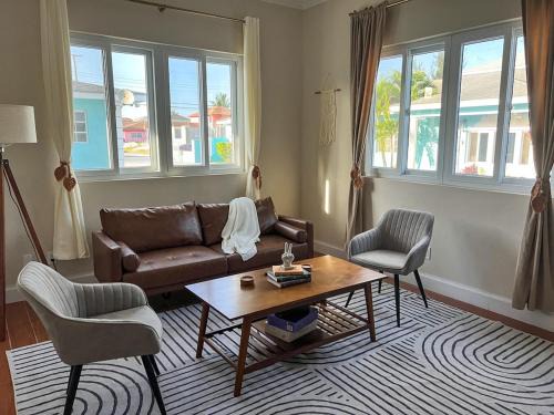 Gambier Wohnung | A Lofty Escape - 2BR Cozy Loft by Beach & Airport