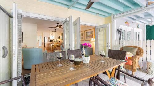 Bahama Village Haus | A Place In Paradise by AvantStay Key West Walkable w Shared Pool Week Long Stays Only