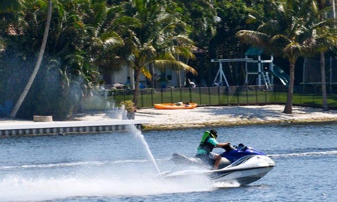 Lake Ida Shores Wohnung | A private waterfront setting, in the middle of 43 acres on Lake Ida