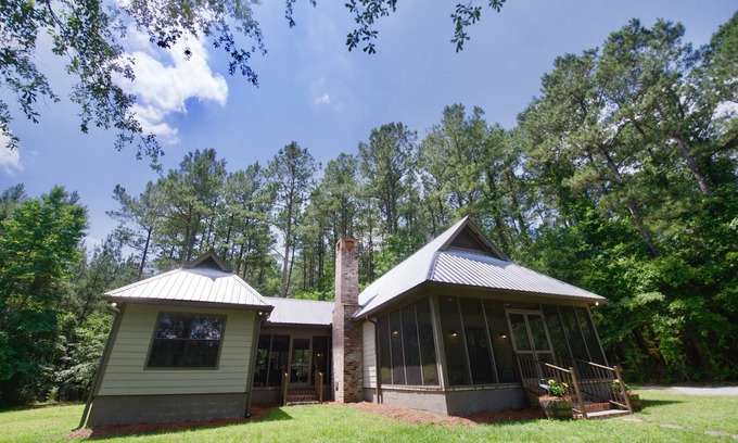 Laurel Hütte | A quiet peaceful getaway that is surrounded by beautiful trees and wild life.