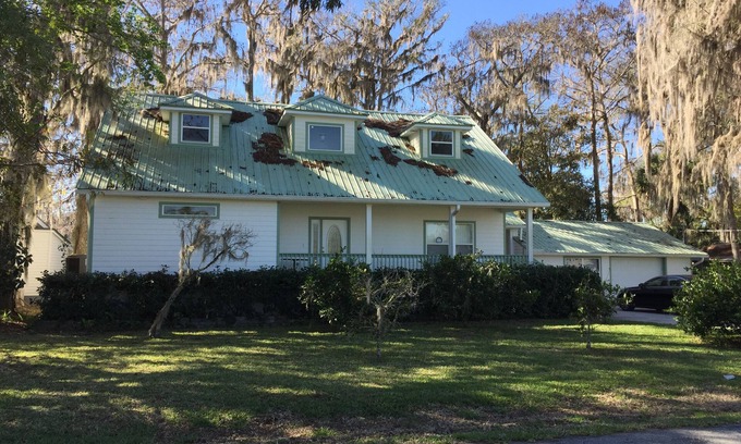 Ormonds Jungle Den Camp Sites Haus | Eine ruhige Stadt mit einem Angelproblem