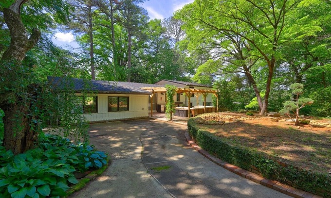 Atlanta Haus | A Retreat Home of 4-bedrooms Conviniently Located in the Heart of Atlanta