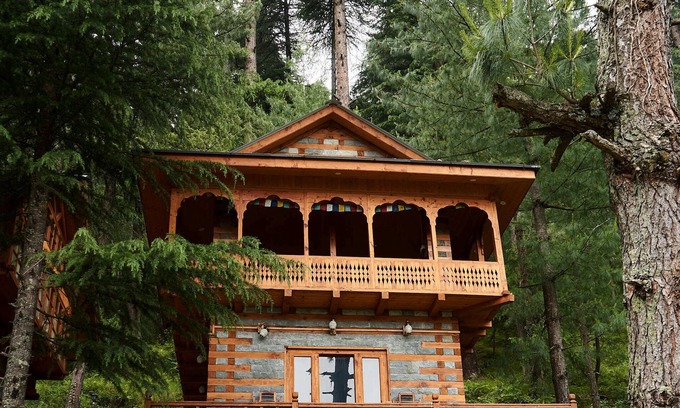 Manali Hütte | A secluded Private Castle with the Balcony of Dreams in the middle of a forest!