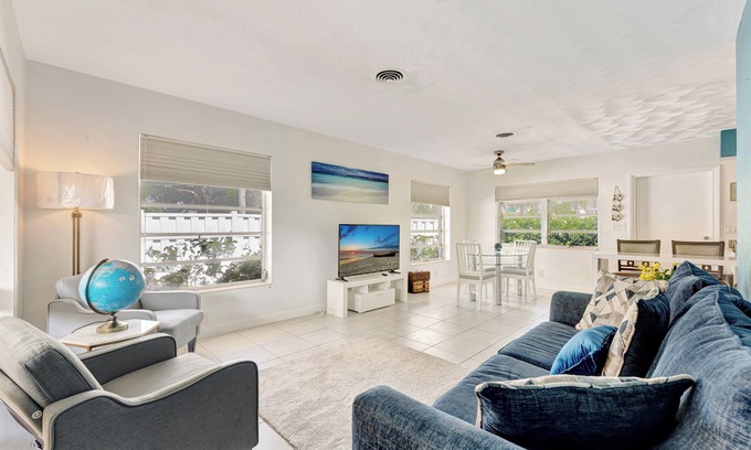 Dolphin Isles Wohnung | A short walk to the beach