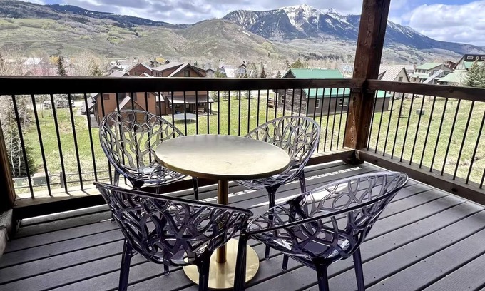 Crested Butte South Haus | A Slice of Paradise: Mountain Views, Hot Tub & Breathtaking Stars