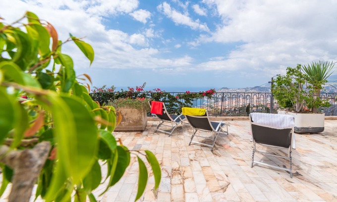Sao Goncalo Haus | Ein geräumiges Haus für Familie und Freunde mit Blick auf die Bucht von Funchal.