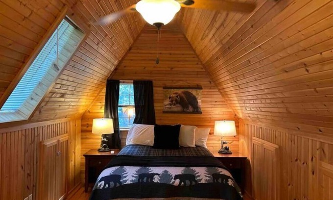 Harrison Kabine | A Still Point Cabin and HOT TUB!