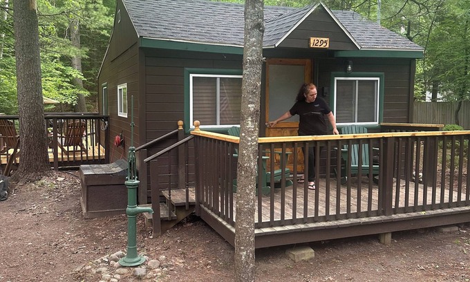 Mio Kabine | A Stream runs through it. Comfy little cabin with a stream by your bedroom.