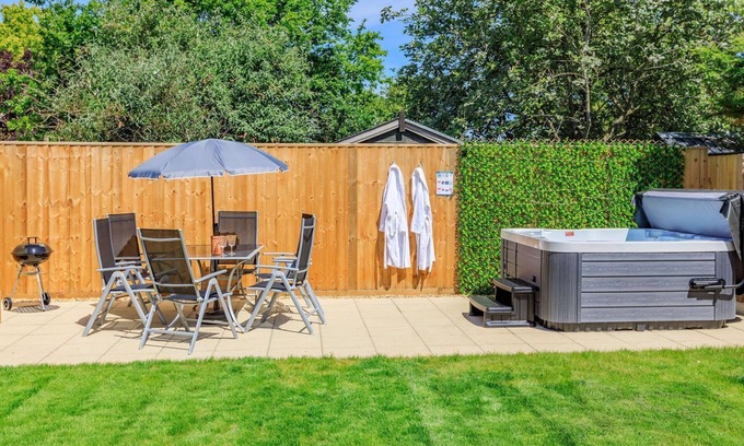 Yeovilton Hütte | 2 bedroom accommodation in Limington, near Yeovil