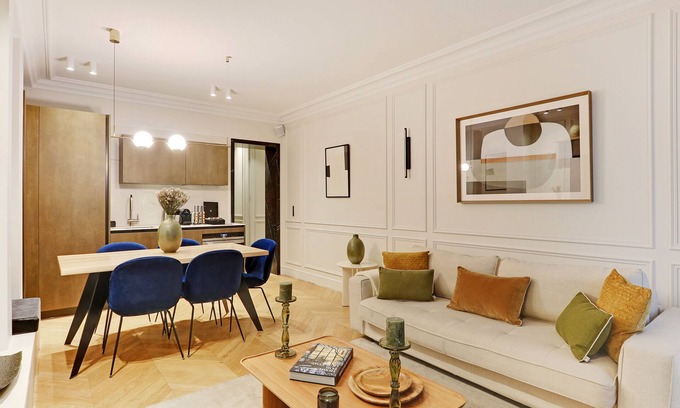 8th Arrondissement Wohnung | A Sublime 2BR/2BA with Services - Champs Elysées