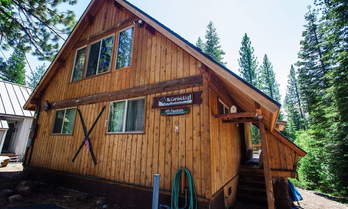 Sunnyside Kabine | Eine Superhütte an der Westküste von Tahoe mit PRIVATEN STRANDRECHTEN. Gegen den Wald