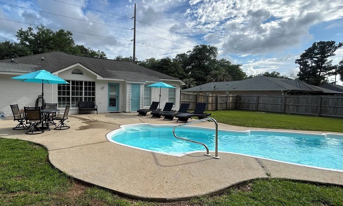 Foley Haus | A Taste of ParadisenSpacious 4BR/3BA retreat with a private pool