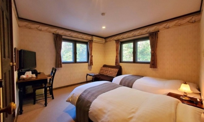 Fujikawaguchiko Hotel | A twin room with a stylish catfoot bathtub You / Minamitsurugun Yamanashi