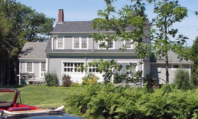 Sorrento Haus | A unique two-story house on the waterfront with a big lawn and stunning views