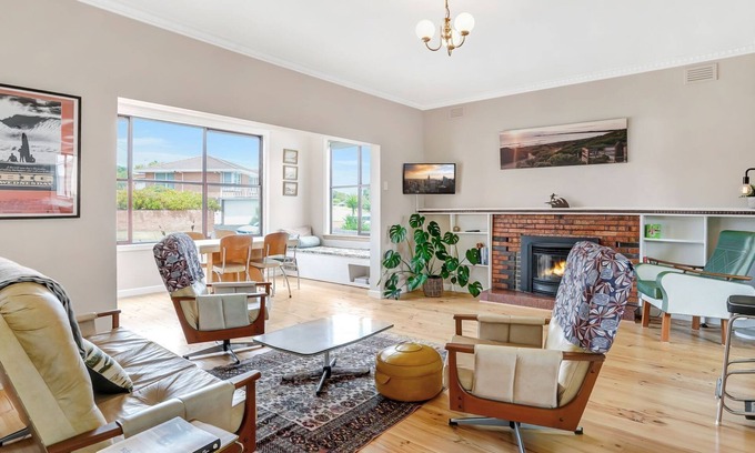 Warrnambool Haus | A-Wave from it All - 1960's Chic