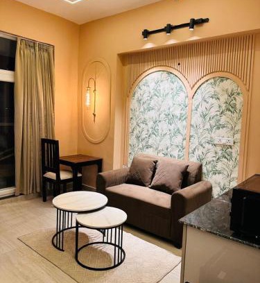 Noida Wohnung | Aatha Luxury Suites With Pool