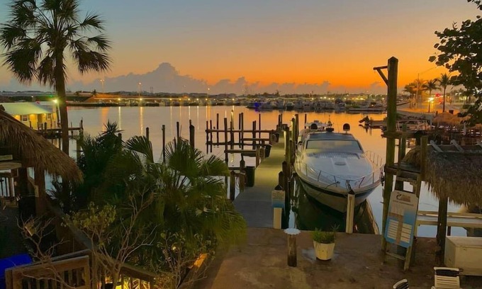 Meadows Eigentumswohnung | "Abaco" Key West 2/2 End Unit Waterfront+Dockage