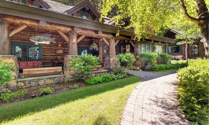 Warm Springs Haus | Abode at Silvertip | Sweeping Estate with 4 Cabins