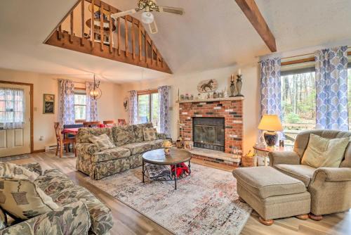 Jim Thorpe Haus | about 1 Mi to Lake Secluded Poconos Home with Decks
