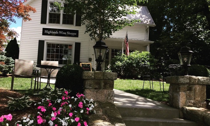 Highlands Wohnung | Über einem Weinladen ... Downtown Highlands!