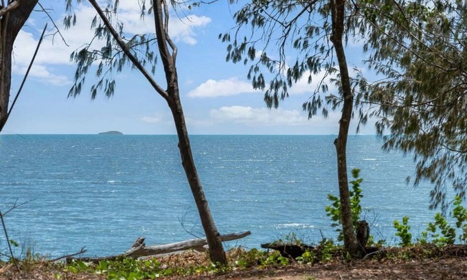 Bushland Beach Haus | Absolute beach front pool 5 bedrooms 2 living area outdoor entertainment area